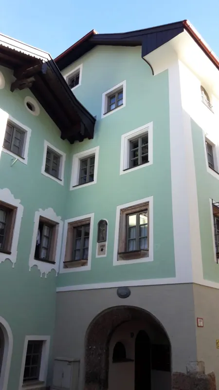 Altstadthaus mit neu gestrichener mintgrüner Fassade und weißen Faschen
